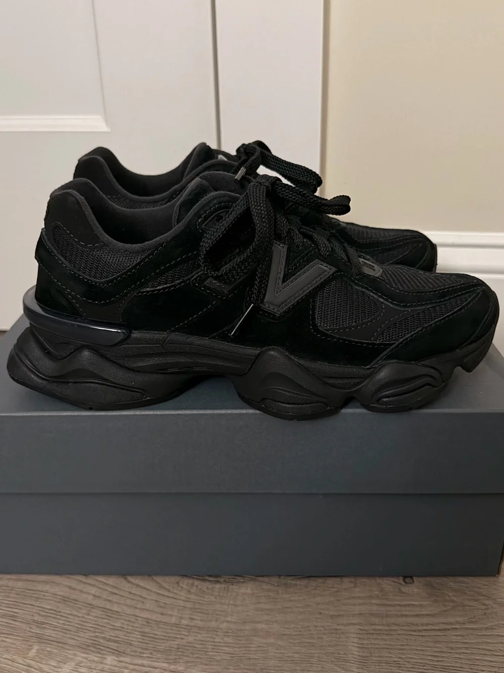 New Balance Women's All-Black Chunky Runner